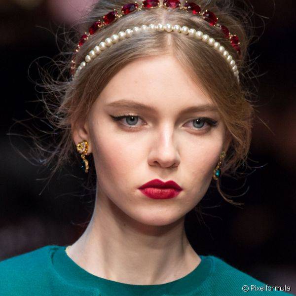 A Dolce & Gabbana usou um batom vermelho bem vivo nos lábios e delineaouos olhos com um traço gatinho